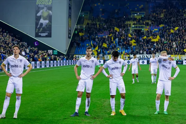 Supporters wachten spelersbus op na nederlaag tegen Vitesse