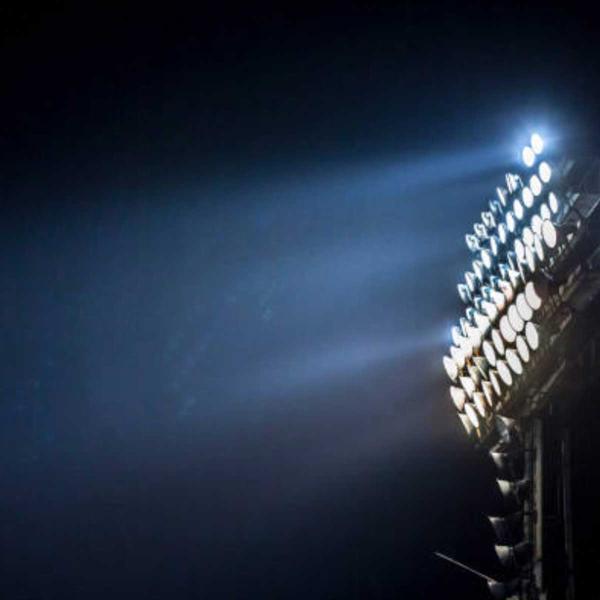 Van stadionlicht tot woonkamer: zo werkt energieopslag en noodstroom in moderne huizen