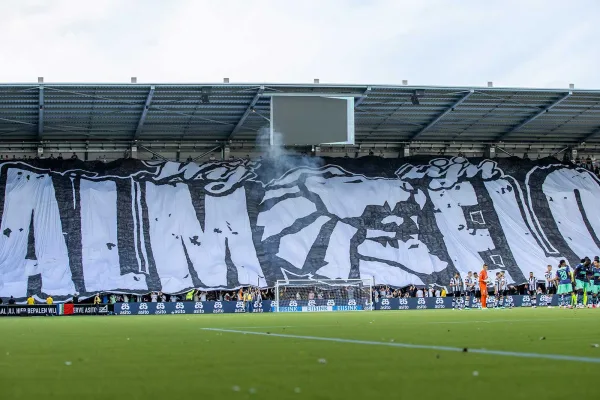 Vak Q weer staantribune