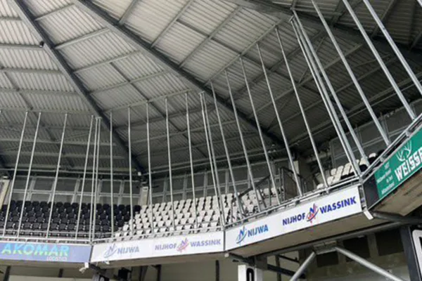 Uitvak voorzien van een wand. "Mensonterend"