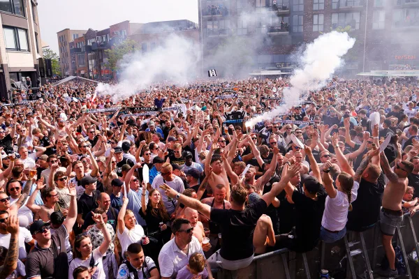Heracles gehuldigd op marktplein