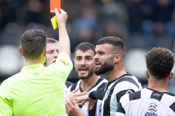 Bakis benadeelt verliezend Heracles tegen NEC
